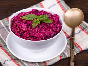 Натрите свеклу и добавьте еще несколько ингредиентов. Простой, питательный и вкусный салат