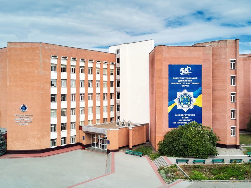 "Ми шоковані, це ганебний вчинок". У Дніпрі курсант університету МВС зробив фото з тілом померлої