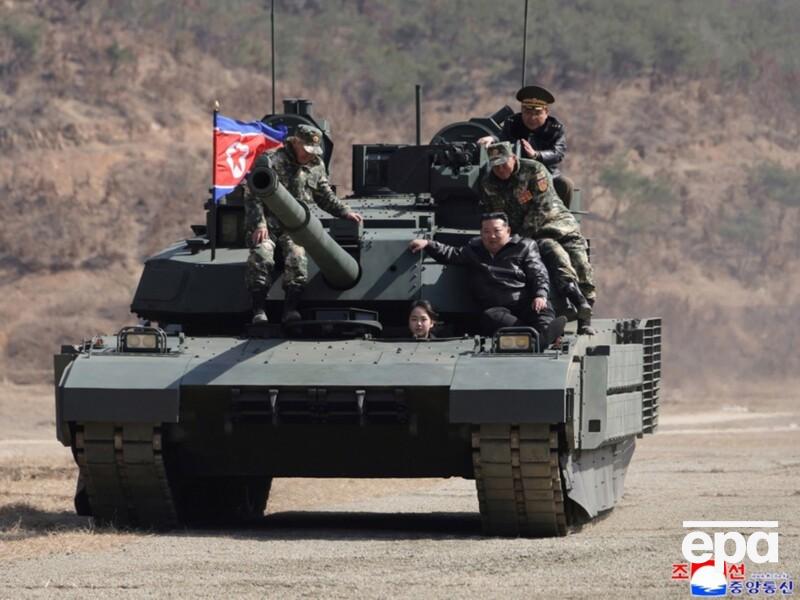 Кім Чен Ин із донькою випробували новий танк, який нібито збиває всі ракети й дрони. Фото