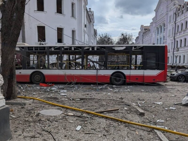 Підліток, який у Сумах урятував матір з автобуса, який горів після ракетного удару, знову потрапив під обстріл