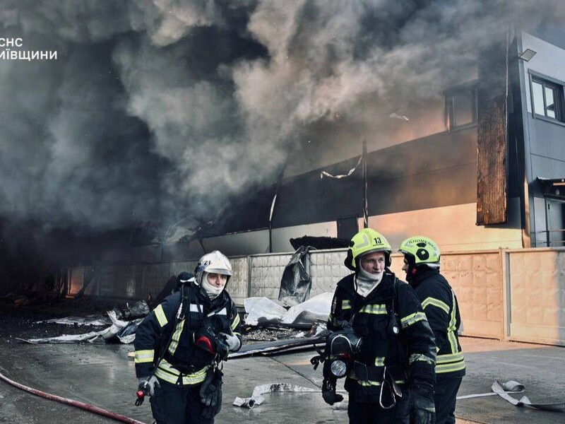 Пожежа складів під Києвом охопила 5,5 тис. м². Дим видно з різних районів столиці. Фото