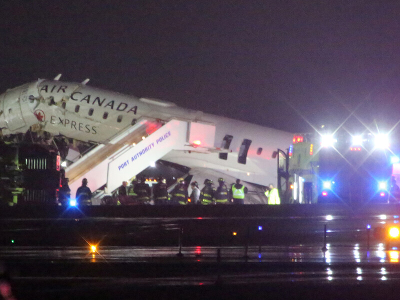 У Нью-Йорку літак зіткнувся з пожежним автомобілем, є постраждалі. Відео