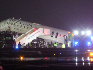 У Нью-Йорку літак зіткнувся з пожежним автомобілем, є постраждалі. Відео