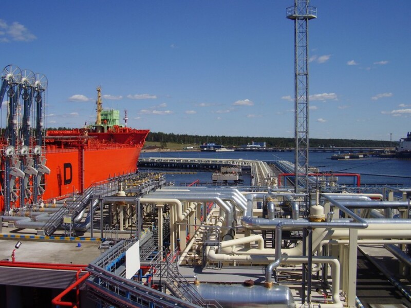 ЗМІ показав супутникові знімки наслідків удару по нафтосховищу в Ленінградській області РФ