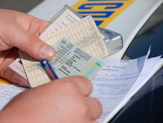 В оккупированном Крыму решили штрафовать за украинские водительские права
