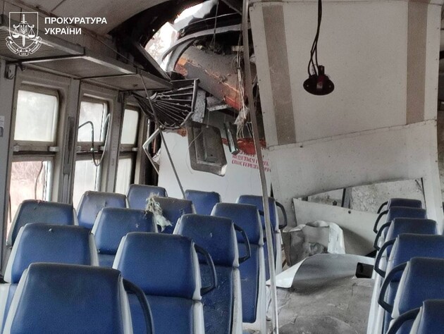 Под Харьковом РФ ударила по электричке с людьми. Фото