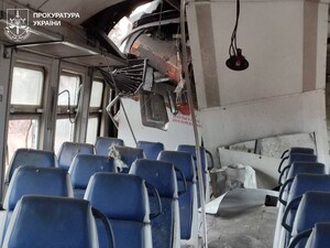 Під Харковом РФ ударила по електричці з людьми. Фото