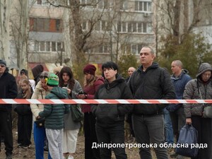 У Дніпрі російський дрон влетів у багатоповерхівку