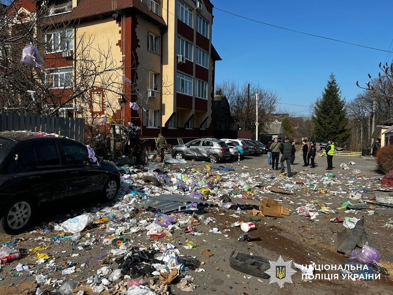 "Дуже дивно, людина підірвала власний будинок". Що кажуть місцеві жителі про теракт у Бучі