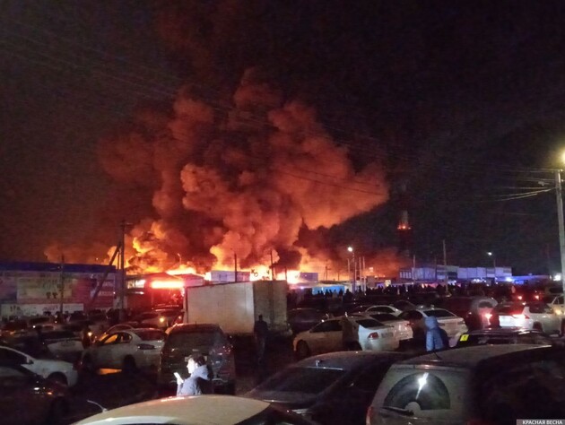 Після атаки дронів горить один із головних портів РФ на Балтиці. Фото, відео