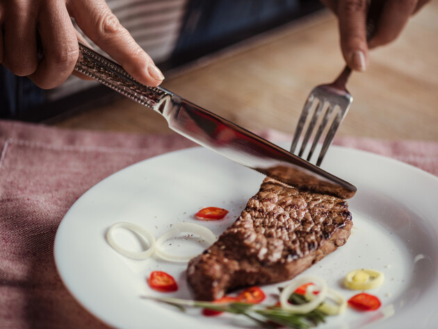 Тільки ці два інгредієнти гарантують найсмачніший стейк. Як правильно смажити м'ясо