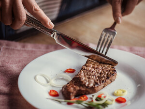 Только эти два ингредиента гарантируют вкусный стейк. Как правильно жарить мясо