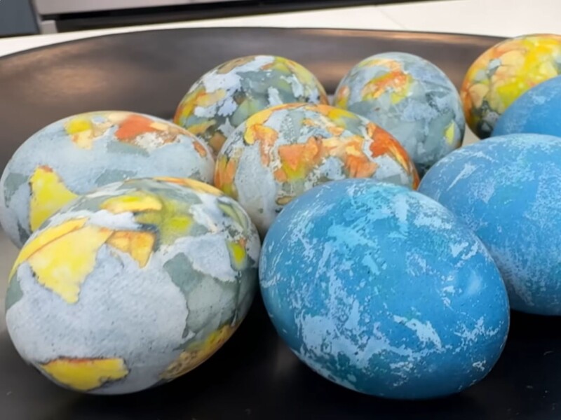 Яйца будут блестеть, а руки останутся чистыми. Два способа приготовить крашенки без химии