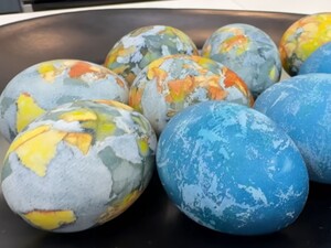 Яйца будут блестеть, а руки останутся чистыми. Два способа приготовить крашенки без химии