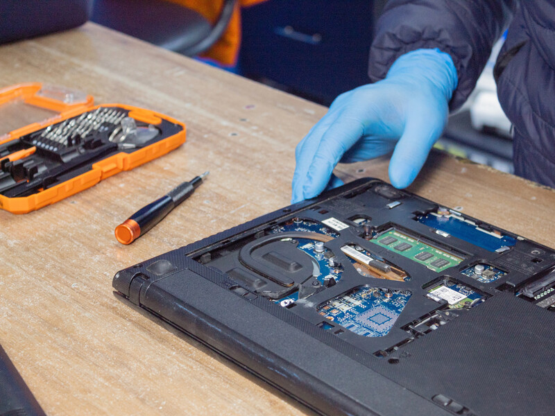 Блокада Ормузької протоки ставить під удар світову індустрію мікрочипів. Яка країна в зоні ризику?