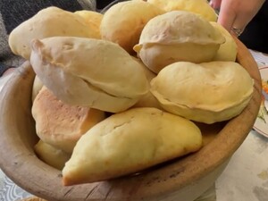 Приготовьте опеканцы – старинное украинское блюдо, которое подают к борщу. Секрет – в начинке