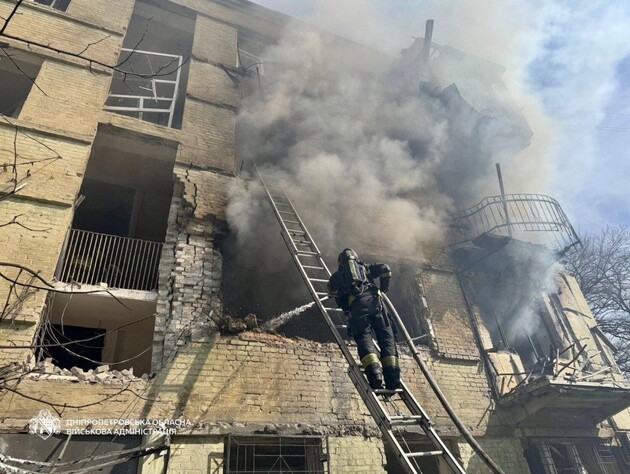 Російський дрон ударив по багатоповерхівці у Дніпрі. Щонайменше п'ятеро постраждалих