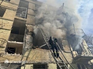 Російський дрон ударив по багатоповерхівці у Дніпрі. Щонайменше п'ятеро постраждалих