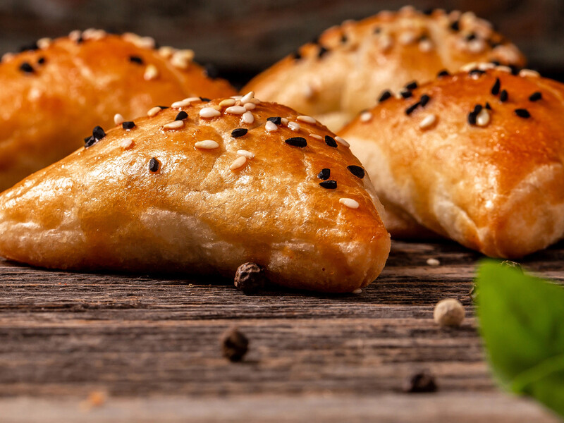 Ситні слойки з фаршем і сиром. Найпростіший рецепт