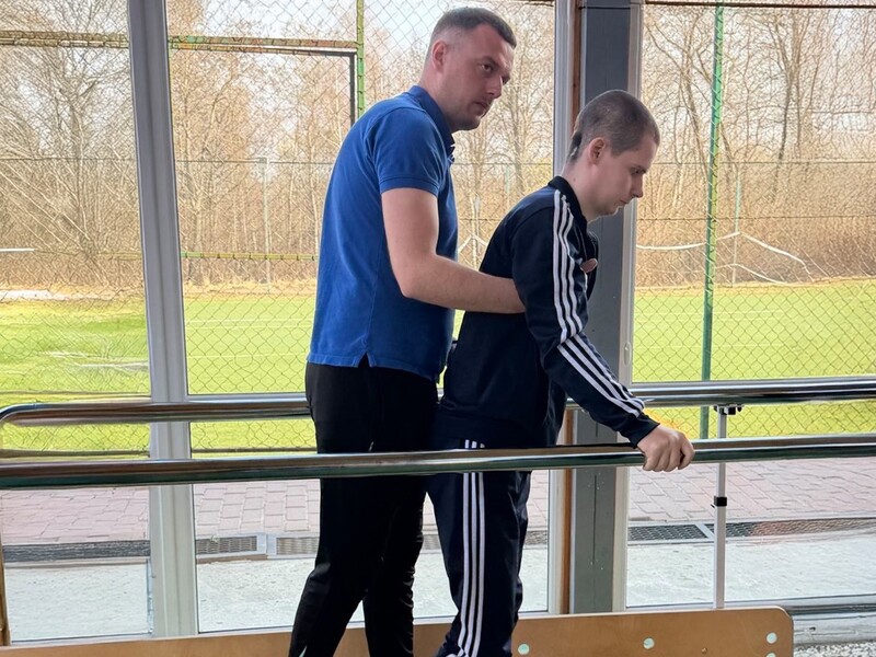 Рiнат Ахметов допомагає захиснику Денисові Гончаренку повернутися до повноцінного життя