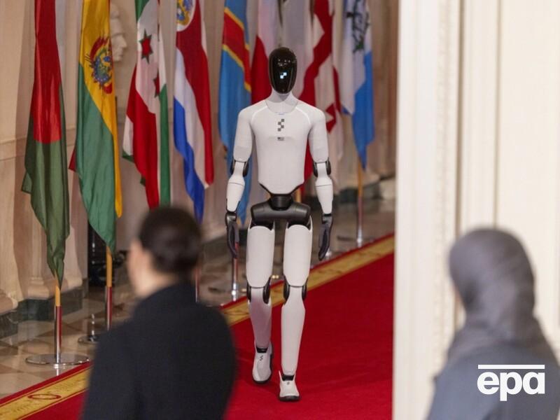 Меланія Трамп презентувала робота-гуманоїда, який заговорив українською. Фото, відео