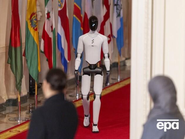 Меланія Трамп презентувала робота-гуманоїда, який заговорив українською. Фото, відео