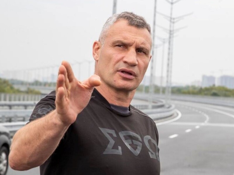 Мэр Киева во Львове попал в руки к барберу. Как Кличко выглядит с новой стильной укладкой. Фото