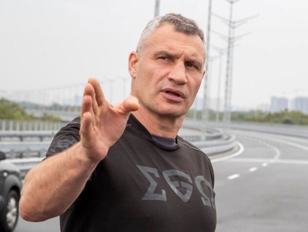 Мэр Киева во Львове попал в руки к барберу. Как Кличко выглядит с новой стильной укладкой. Фото