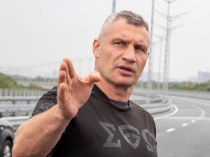 Мэр Киева во Львове посетил барбершоп. Как теперь выглядит Кличко с новой укладкой. Фото