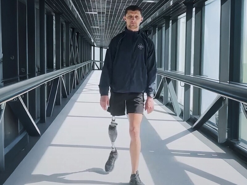 "Хочу подякувати Ахметову". Захисник України повернувся на лід завдяки надсучасному протезу за 3,6 млн грн