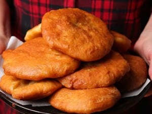 Добавьте в тесто этот секретный ингредиент – и беляши получатся очень нежными. Рецепт