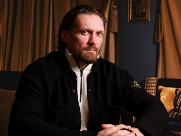 Новый модный тренд? Усик снова появился на публике в обуви разного цвета. Фото