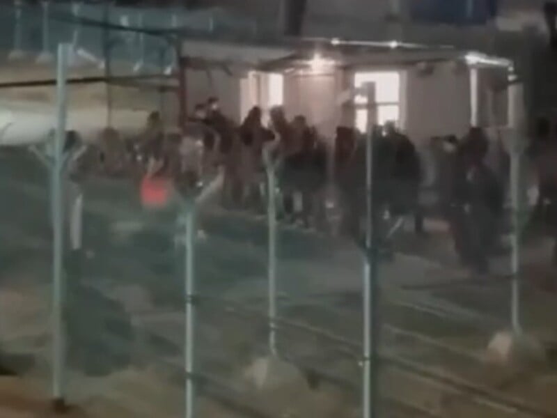 "Кадры категории "экшен". В горящем после атаки порту Усть-Луги произошла массовая драка. Видео