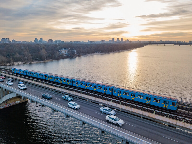 На лівому березі Києва через відсутність напруги зупинилося метро і зникла вода