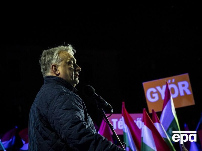 Орбана освистали на мітингу. Він звинуватив протестувальників у праці на Україну