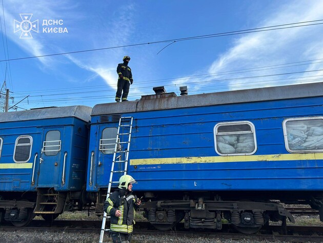 У Києві трьох підлітків на даху потяга вдарило струмом, один із них загинув