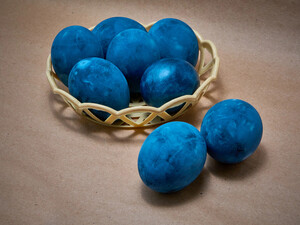 Добавьте это в воду – и яйца будут синие без всякой химии. Простой рецепт настоя для крашенок