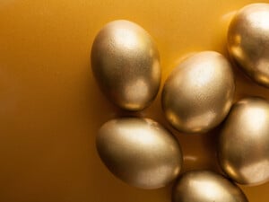 Используйте краску именно так – у вас получатся золотистые крашенки. Лайфхак