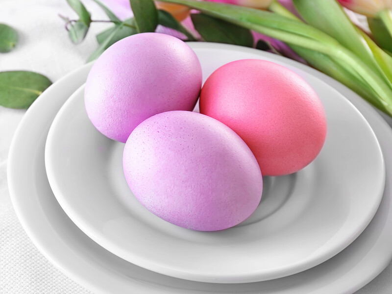 Простой бабушкин секрет, как без всякой химии и отваров покрасить яйца на Пасху