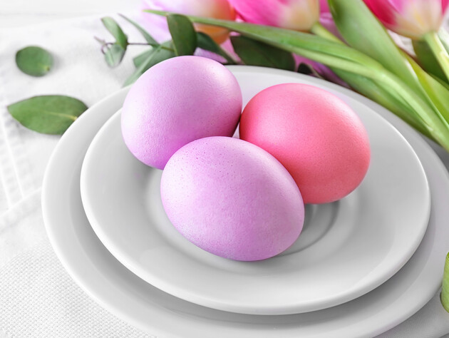 Простой бабушкин секрет, как без всякой химии и отваров покрасить яйца на Пасху