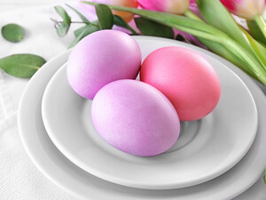 Простий бабусин секрет, як без жодної хімії й відварів пофарбувати яйця на Великдень