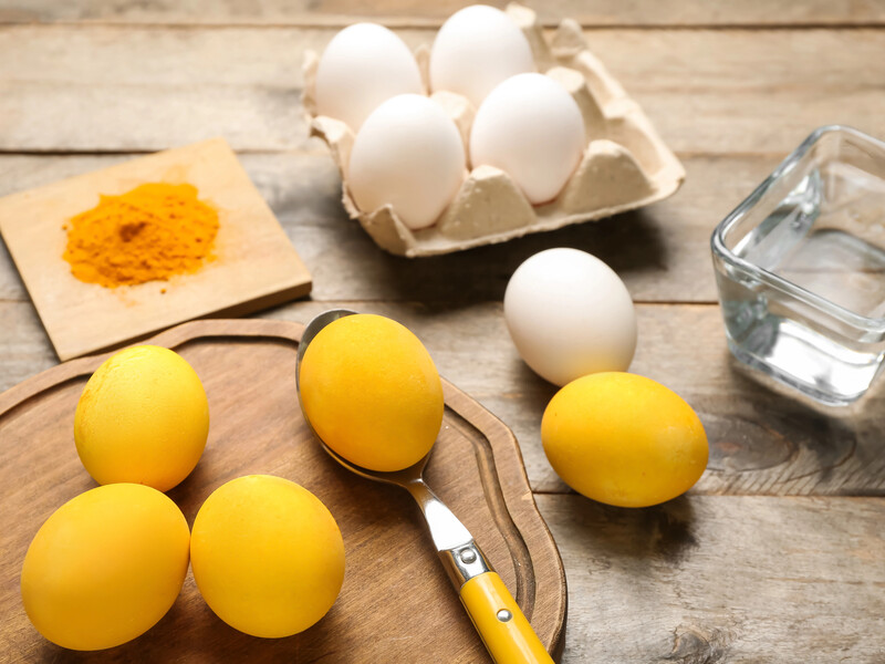 Як отримати яскраві жовті яйця? Спосіб без штучних барвників