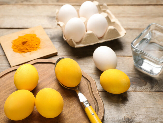 Як отримати яскраві жовті яйця? Спосіб без штучних барвників