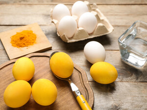 Как получить яркие желтые яйца? Способ без искусственных красителей