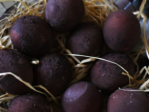 Сварите яйца в этом продукте, чтобы получить стильные мерцающие крашенки