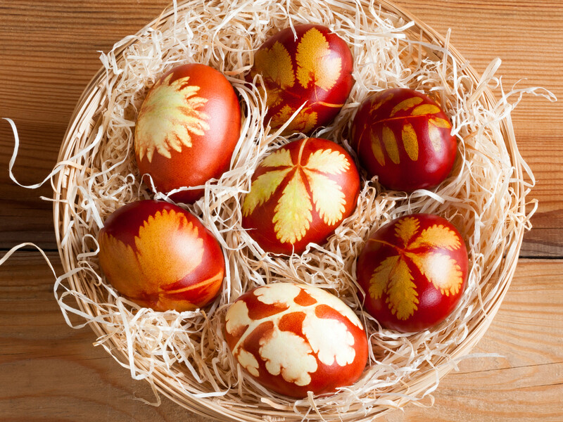 Это самый простой способ окрашивания яиц – просто опустите их в этот напиток