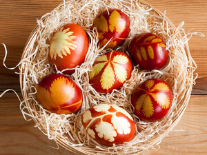 Это самый простой способ окрашивания яиц – просто опустите их в этот напиток