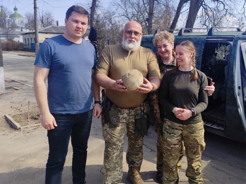 Около 25 тыс. лет. В Киевской области добровольцы обнаружили кость мамонта эпохи палеолита. Фото