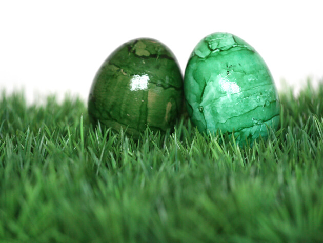 Незвичайне зелене забарвлення, що нагадує коштовне каміння. Такі крашанки отримати простіше простого