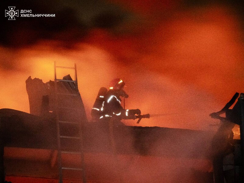В Хмельницком – сильный пожар после обстрела РФ. Фото, видео